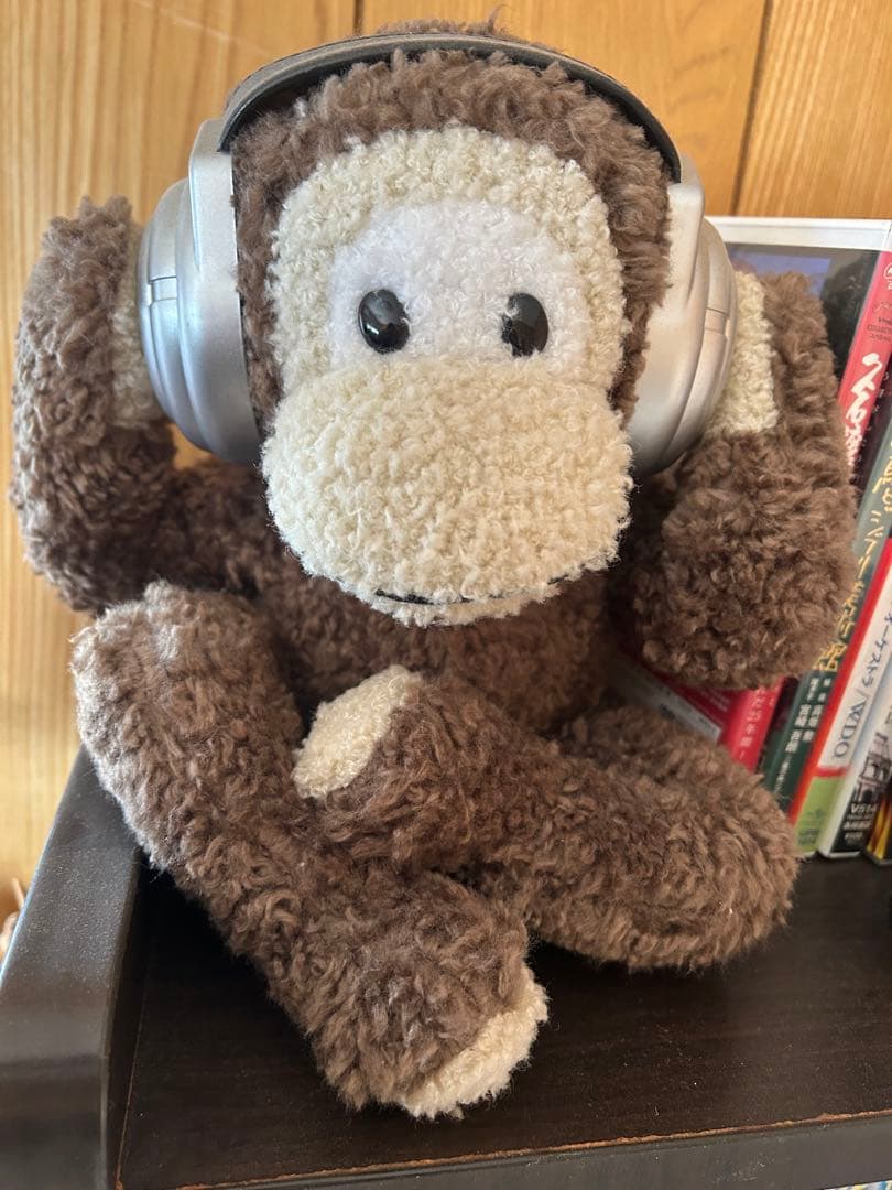ヘッドフォン付きサルのぬいぐるみ