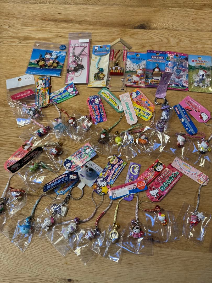 ヒ*マ様 ハローキティ　根付け　ストラップ　地域限定品　３3＋3個　おまけ多数