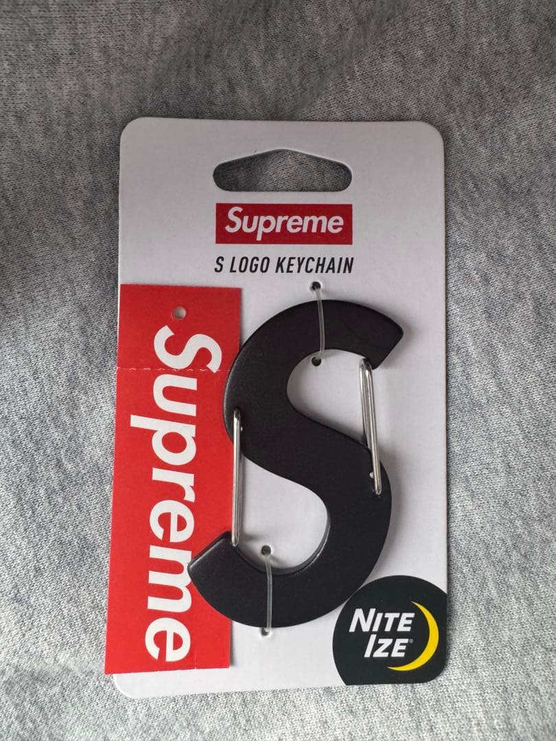 値下げ済みsupreme slogo カラビナ Supreme シュプリーム 21AW Nite Ize S Logo Keychain ナイトアイズ S