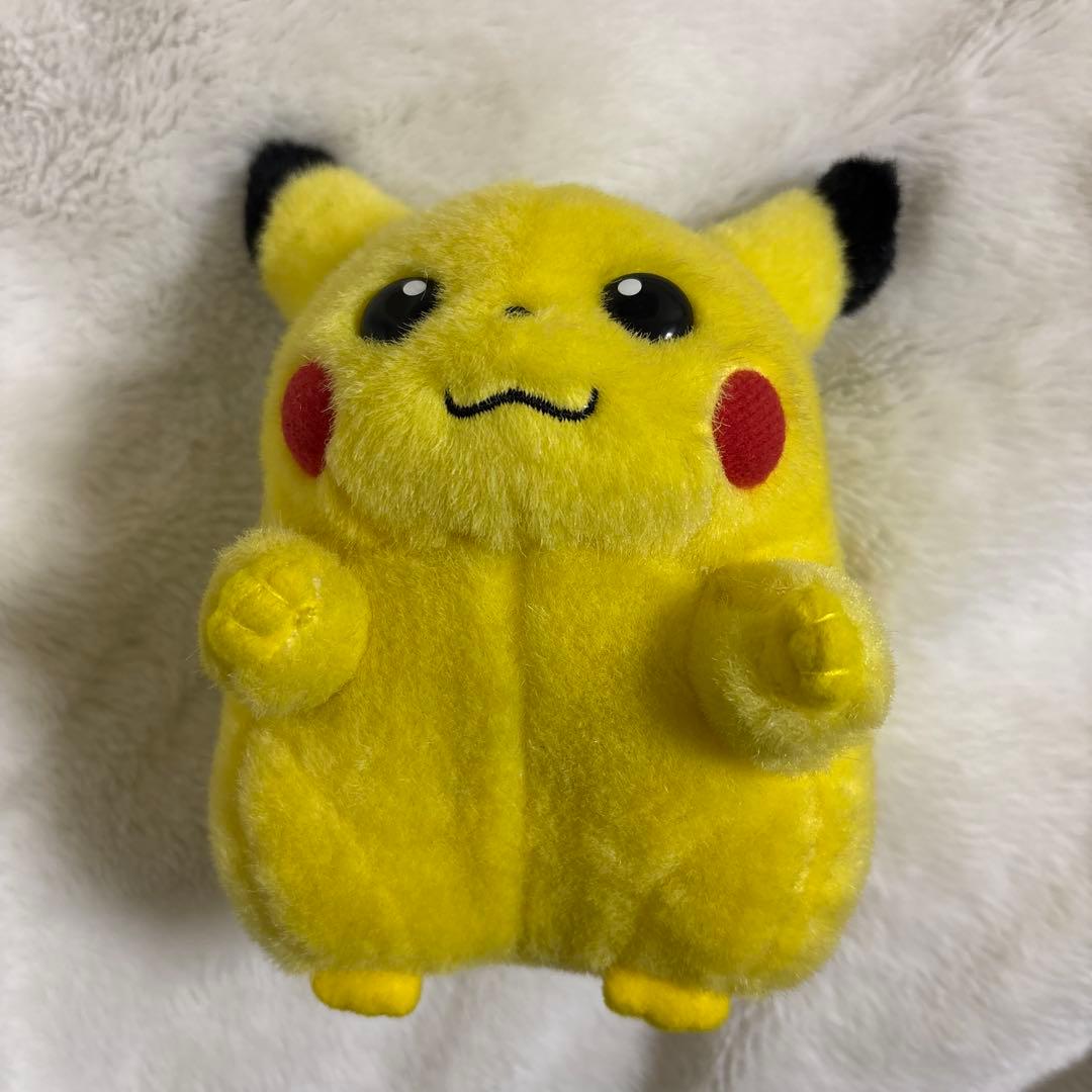 初期TOMYピカチュウぬいぐるみ ピカチュウ ぬいぐるみ 初期ピカ TOMY おなかを押すとなくヨ - メルカリ