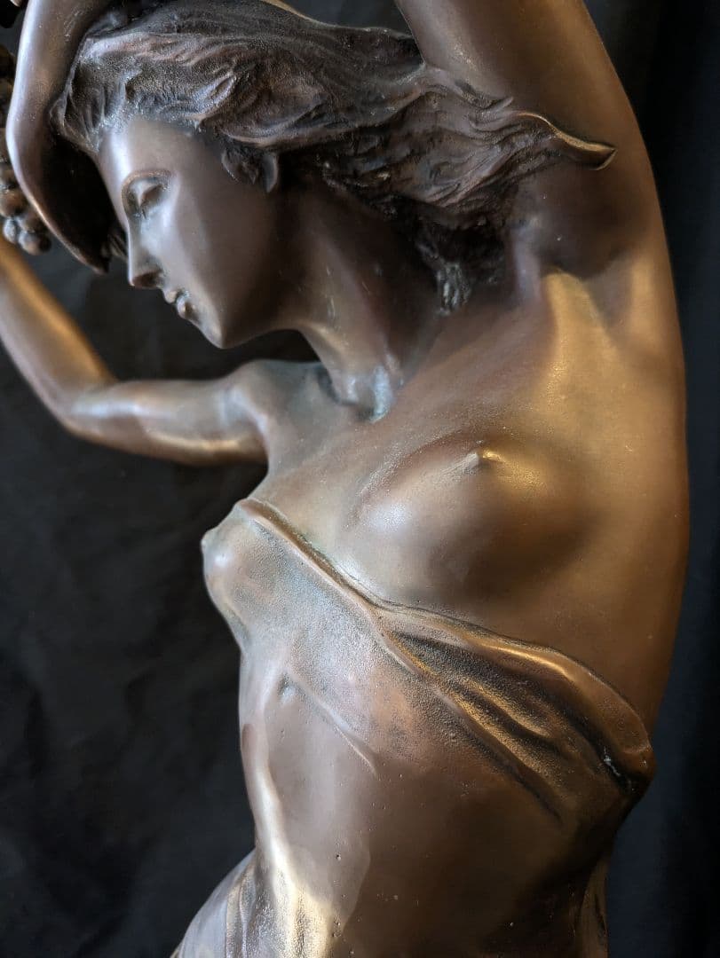 セミ・ヌードブロンズ像高さ約98cm