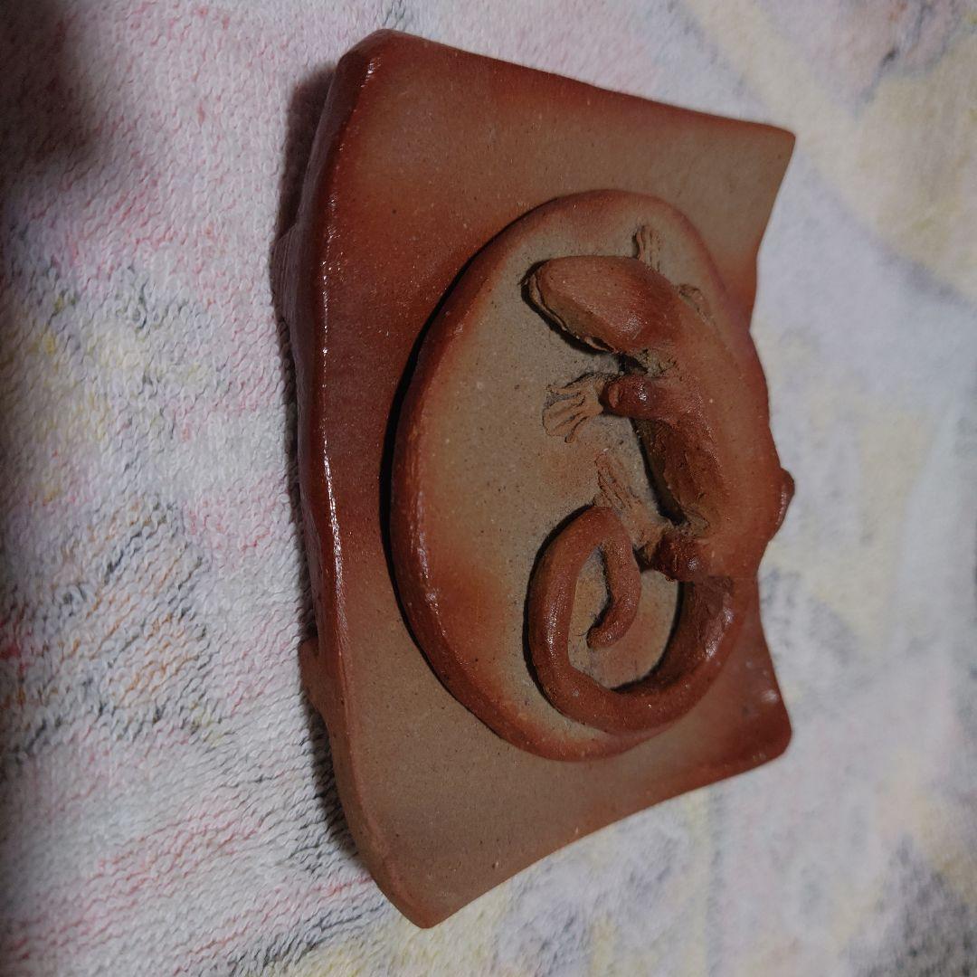 自作の備前焼き　トカゲと小さな台座