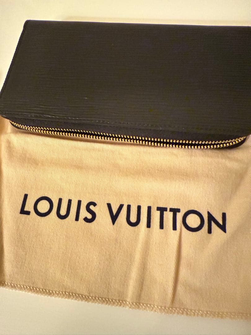 LOUIS VUITTON エピレザー ブラック フラグメントケース 3年目の使用者語る】ルイヴィトンのフラグメントケースをレビュー