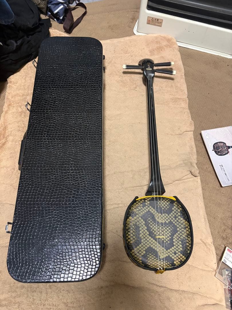 三線 本体 ケース付き　本、木製ウマ、消音ウマ、替弦2本付き、カラクイ付き