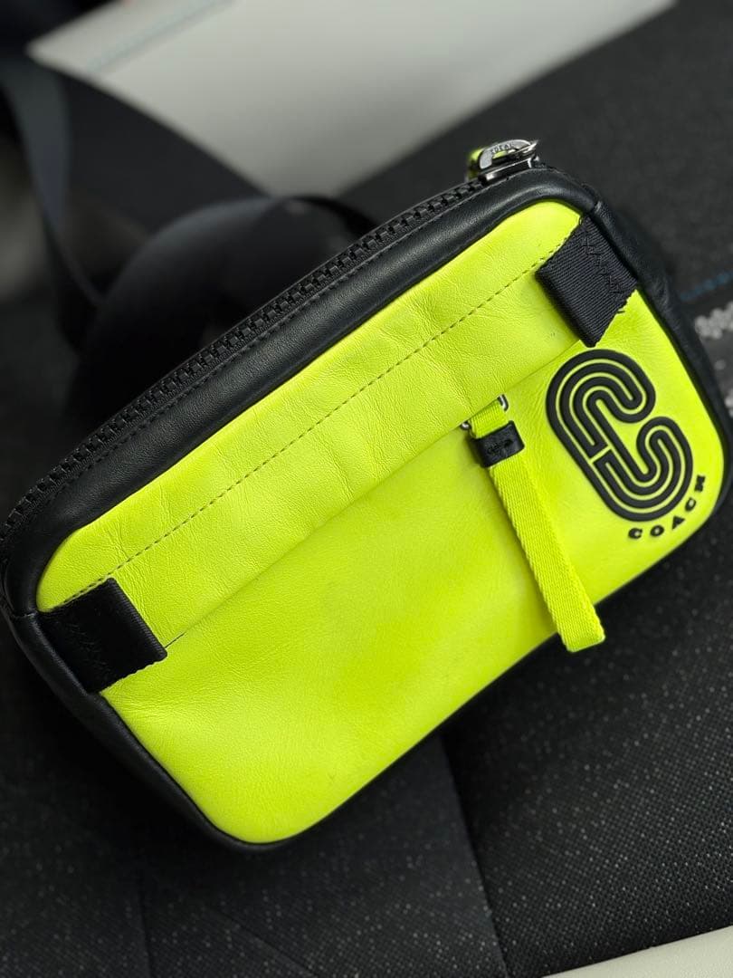 完売品　COACH ネオンイエロー ボディバッグ