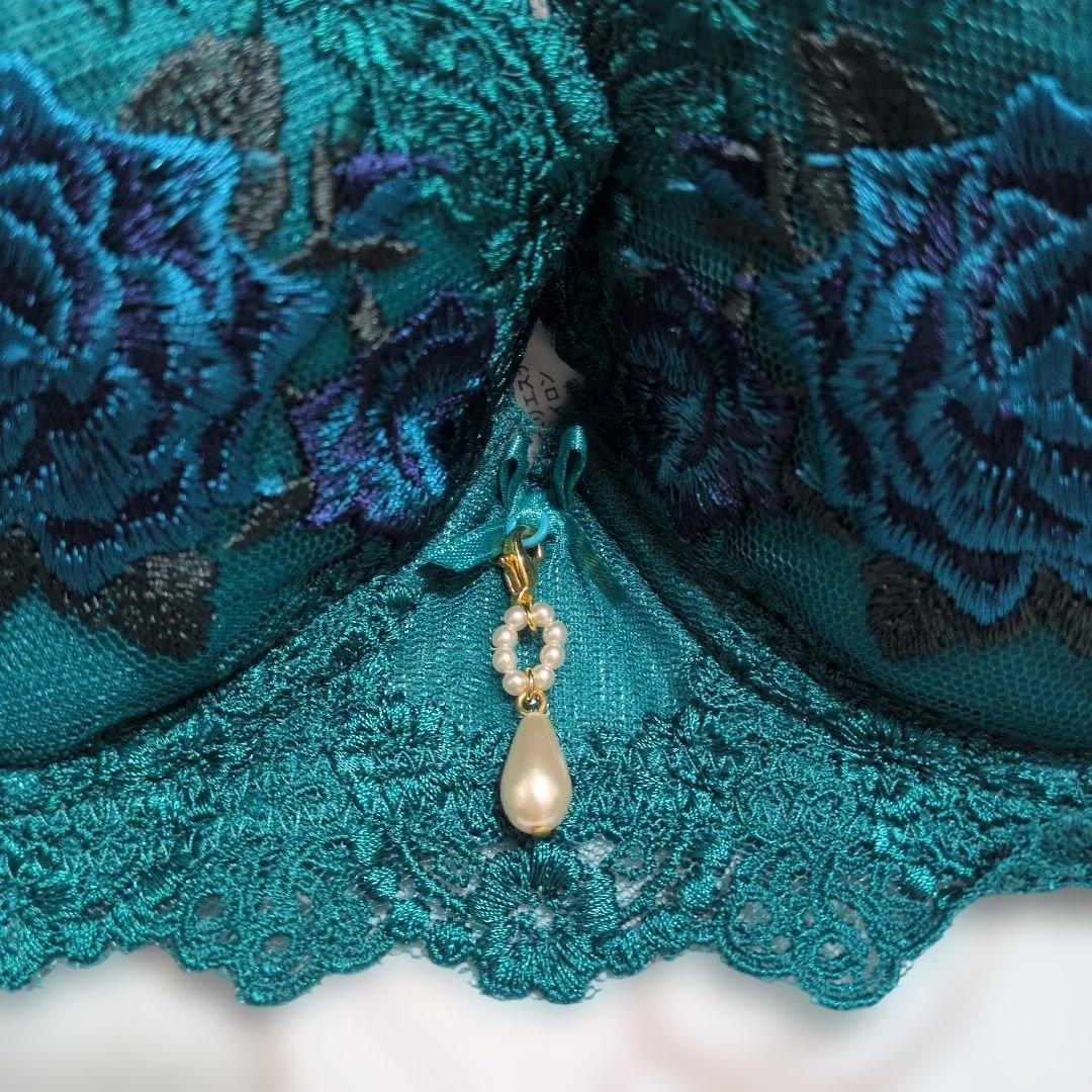 スタディオファイブ 緑 花柄刺繍ブラ・Tバック・ガーターベルト3点