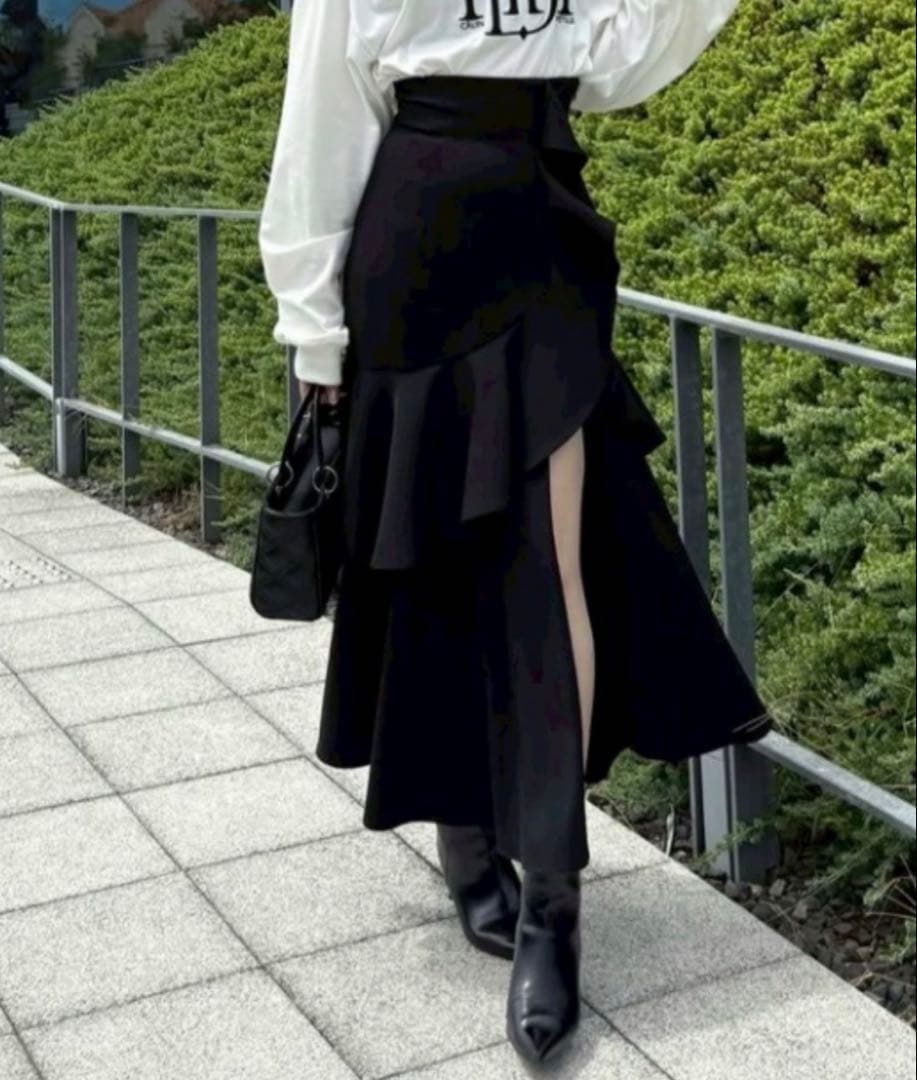 rienda フリルスリットハイウエストスコートショートパンツ ブラック M rienda（リエンダ）の「フリルスリットハイウエストスコートショート