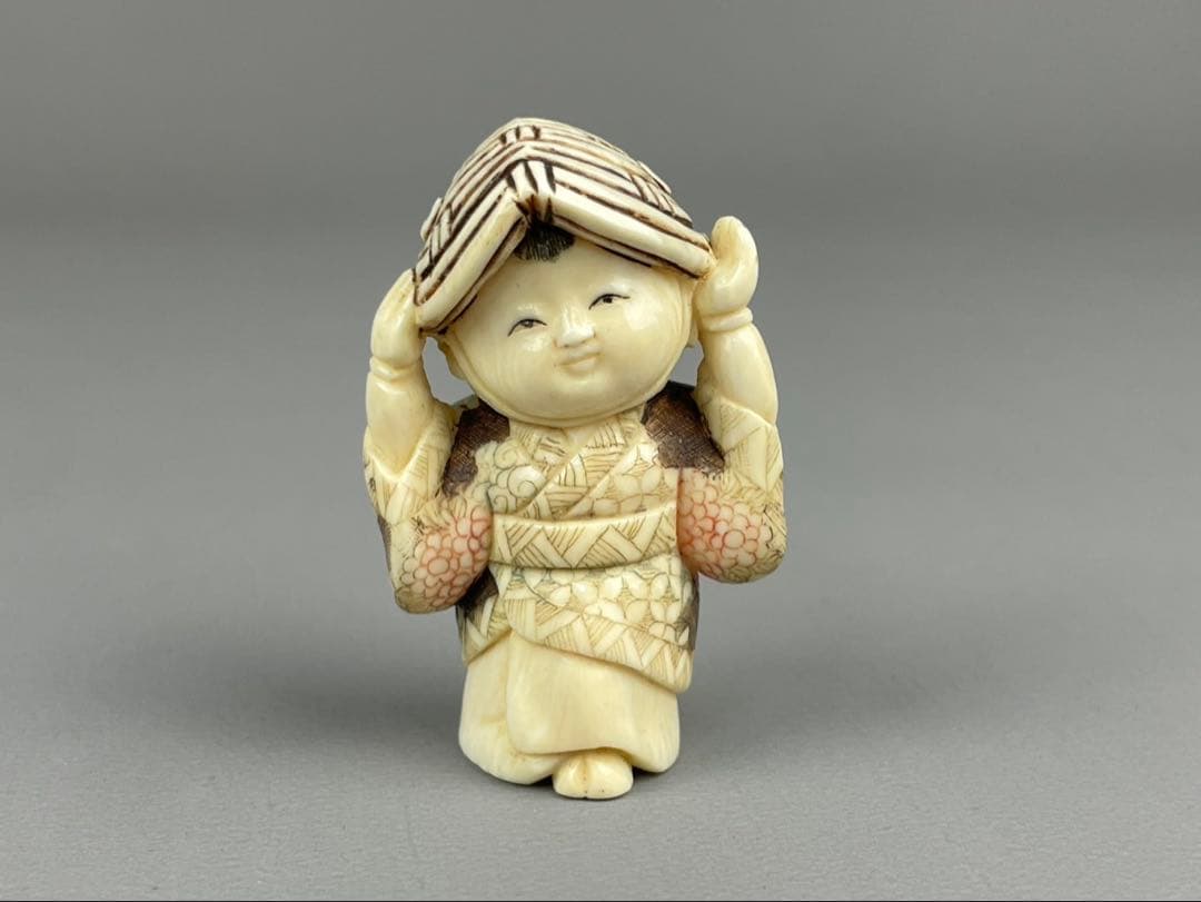 時代根付 極上細密彫り白材 マンモス牙製 作家物 在銘 柳月 唐子 女の子 時代根付 極上細密彫り白材 マンモス牙製 作家物 在銘 柳月 唐子