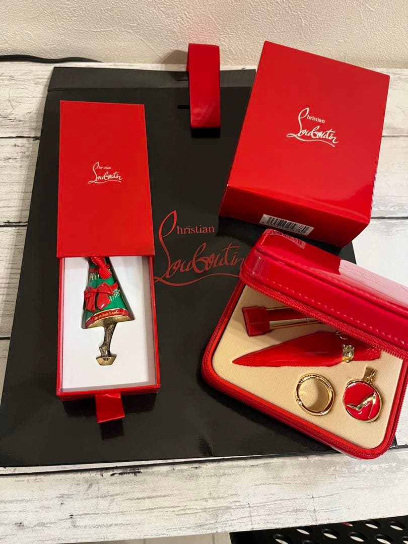 クリスチャンルブタンベルベットマットリップカラー