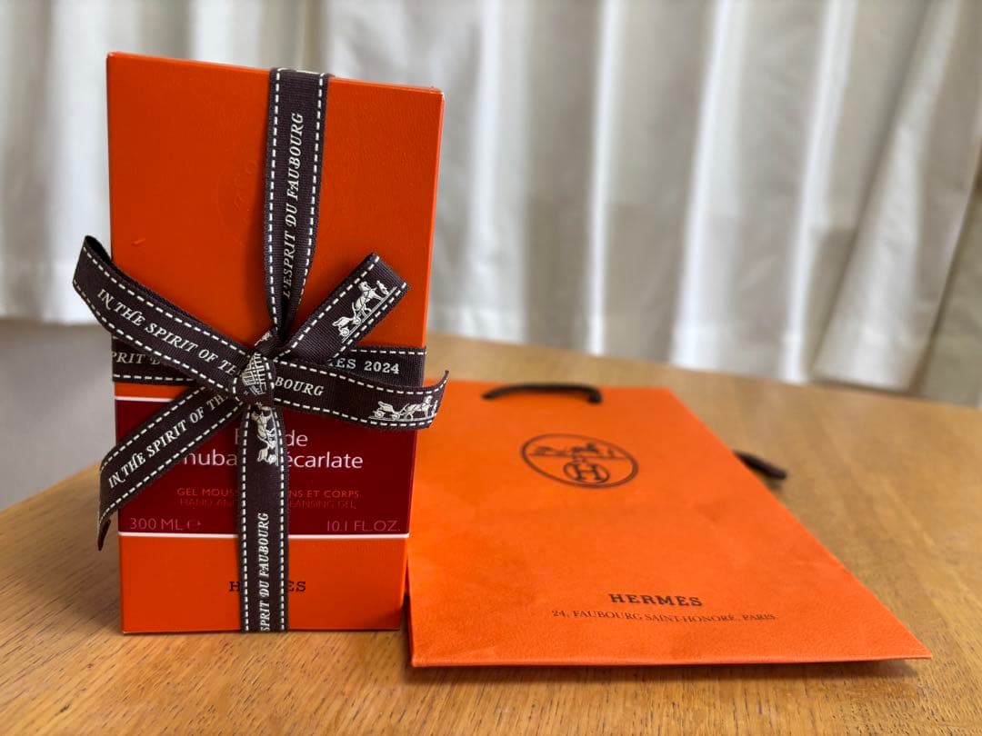 ハンド＆ボディ クレンジングジェル 《オー ドゥ ルバーブ エカルラット》