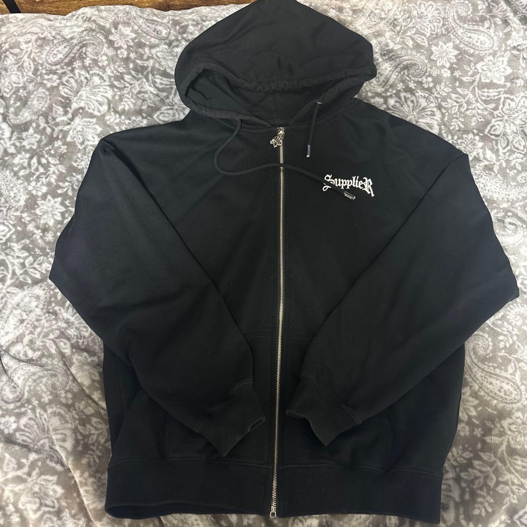 ブラック ジップアップパーカー ロゴ刺繍