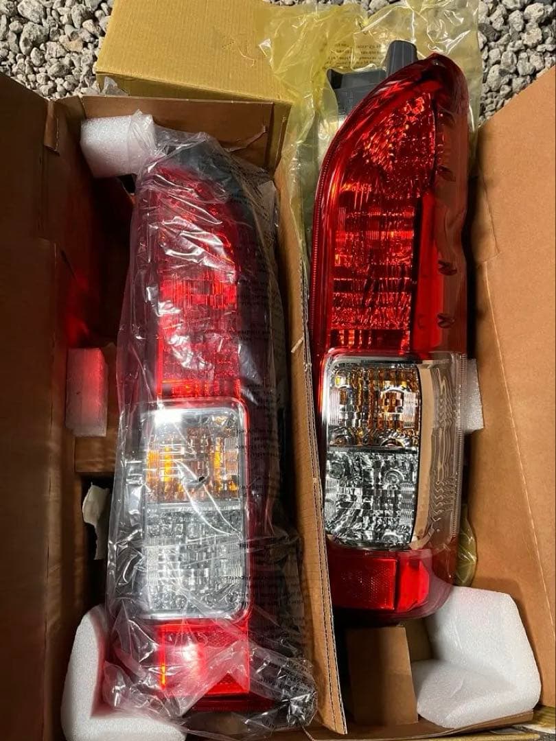 トヨタ ハイエース 200系 純正テールランプ 左右セット　　8型　新車外し ハイエース200系 純正テールランプ 左右セット テールレンズ