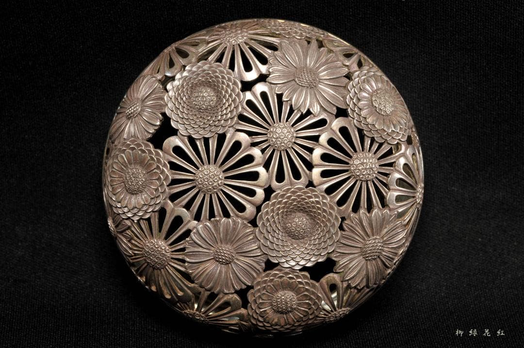 二代 加藤渓山 牙黄磁 香炉 喜寿 共箱 公春銘 菊透銀火屋添 - メルカリ