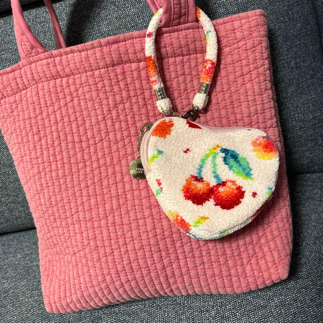 新品フェイラーハート型チェリー柄ポーチandバッグセットお買い得！ フェイラー】新作 ハート型バッグチャーム 『お持ちのバッグに、ハート