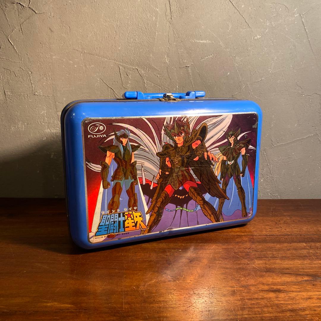 昭和レトロ 聖闘士星矢 ミニトランクケース 不二家 ブリキ缶 キャラクター 不二家 聖闘士星矢 お菓子 缶ケース 参考買取価格 ｜買取専門店 環七ホビー