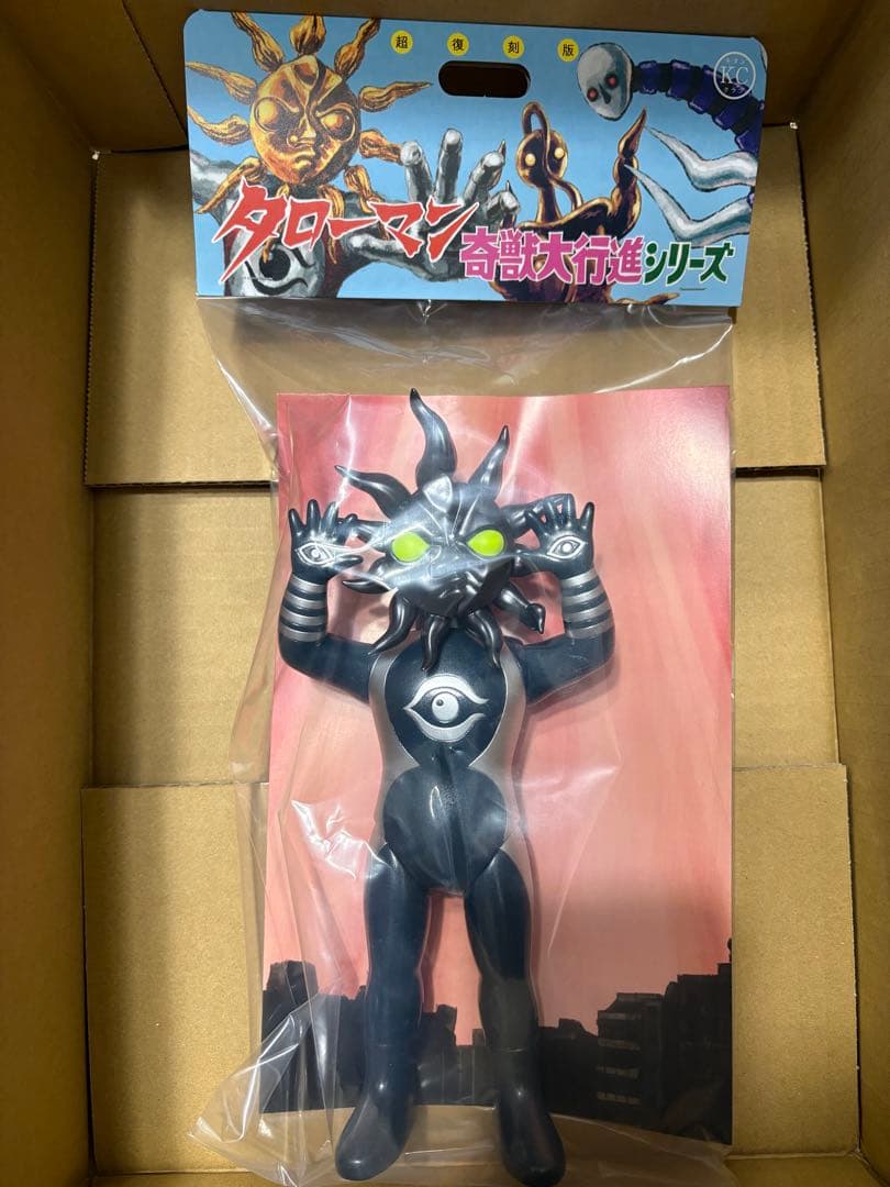 【新品未開封】 超復刻版タローマンソフビ人形 ブラックタローマン 岡本太郎