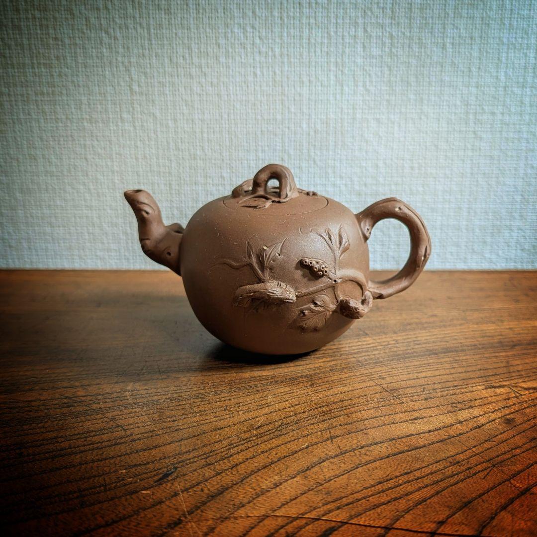 中国茶器 紫砂壺 急須 リスと葡萄 彫刻 茶道具 宜興紫砂 蓋欠けあり 中国急須 宜興紫砂壺 水平壺（郭建平・濃茶）｜中国茶器の専門店・天香茶行