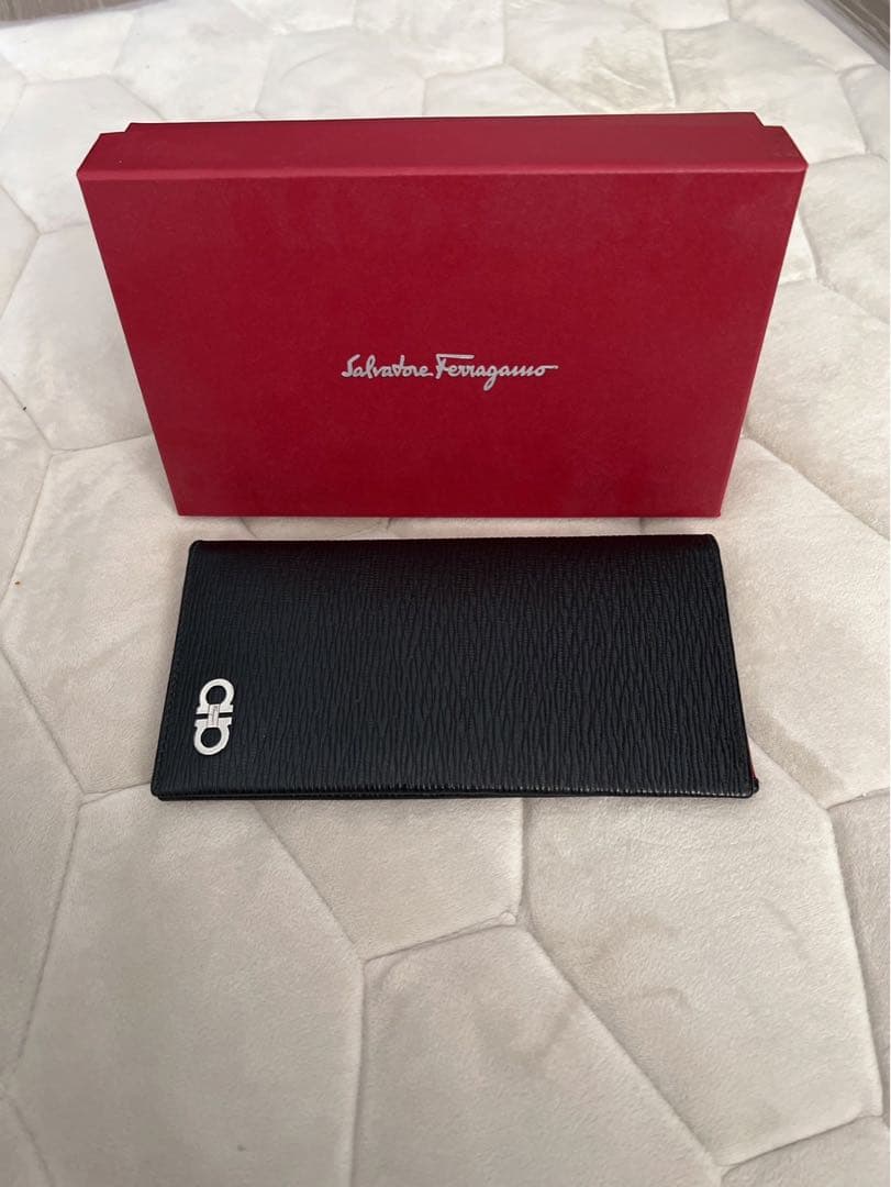 ゲ*ー様 Salvatore Ferragamo ブラック長財布