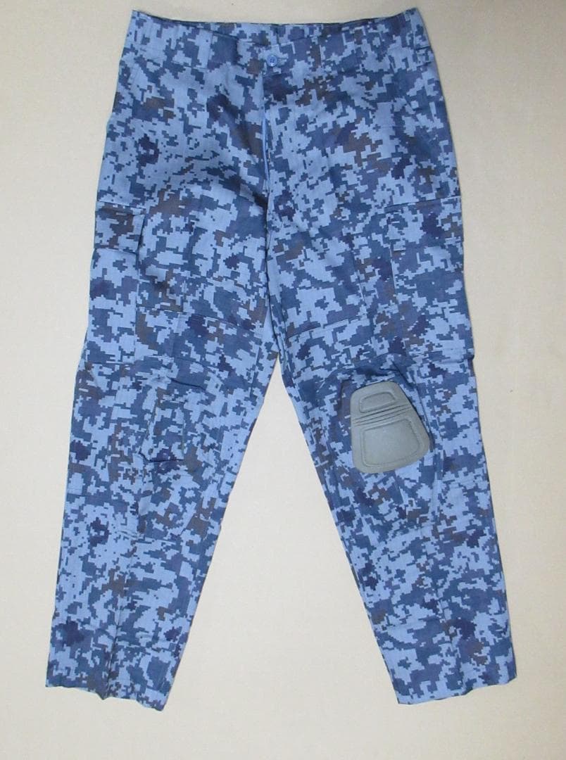 ３Ａ：航空自衛隊デジタル迷彩のコンバットパンツ（ニーパッドは付属しません）