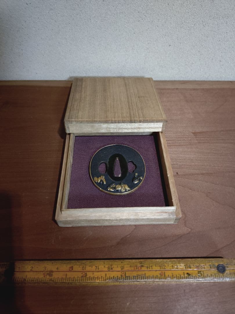 赤銅 魚子地 象嵌 人物 鍔 武者 僧侶 金工 武具 刀装具 赤銅 魚子地 象嵌 人物 鍔 武者 僧侶 金工 武具 刀装具 - メルカリ