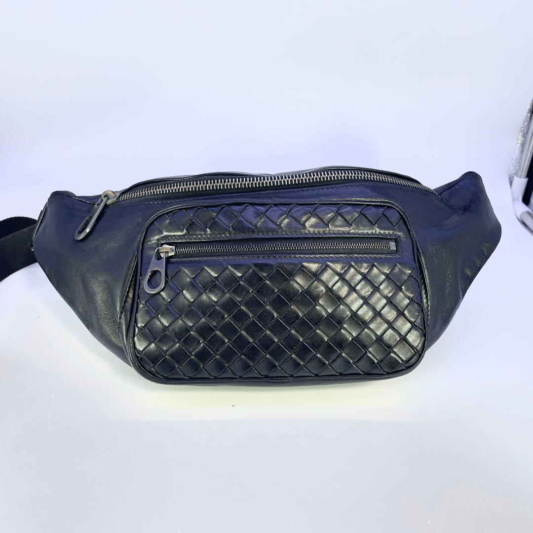 【美品】ボッテガヴェネタ　ボディバッグ　イントレチャート　ブラック