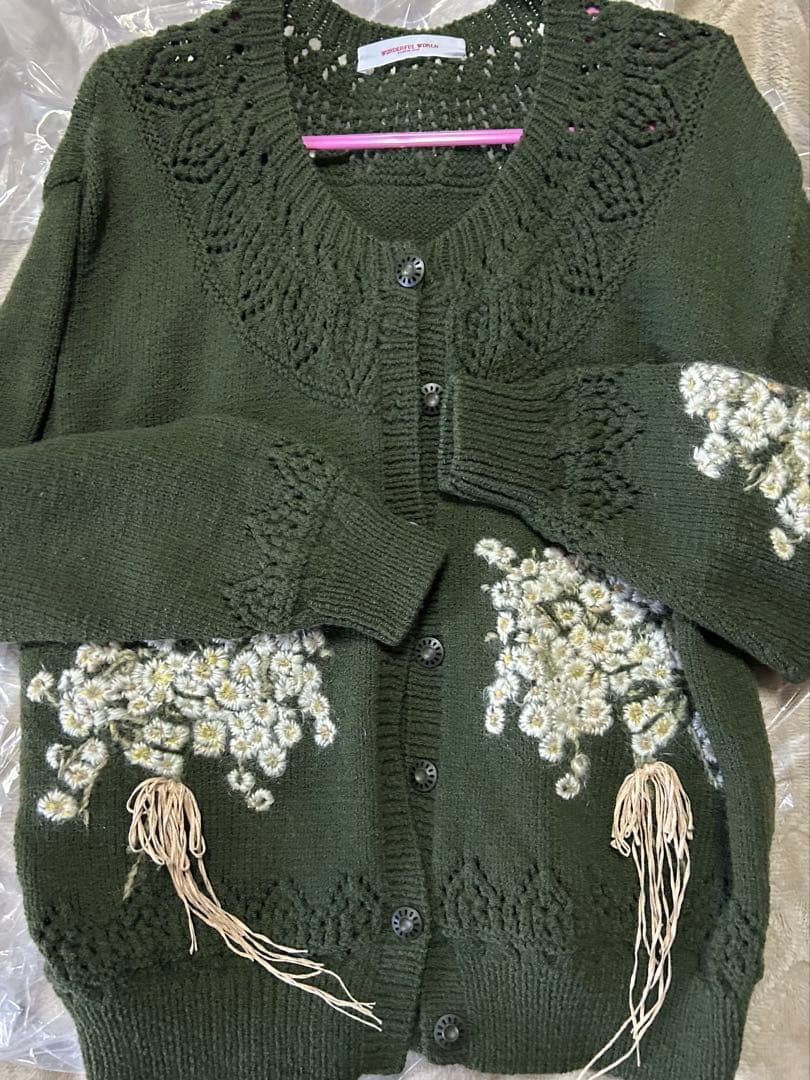 たんぽぽの刺繍付きダークグリーン カーディガン