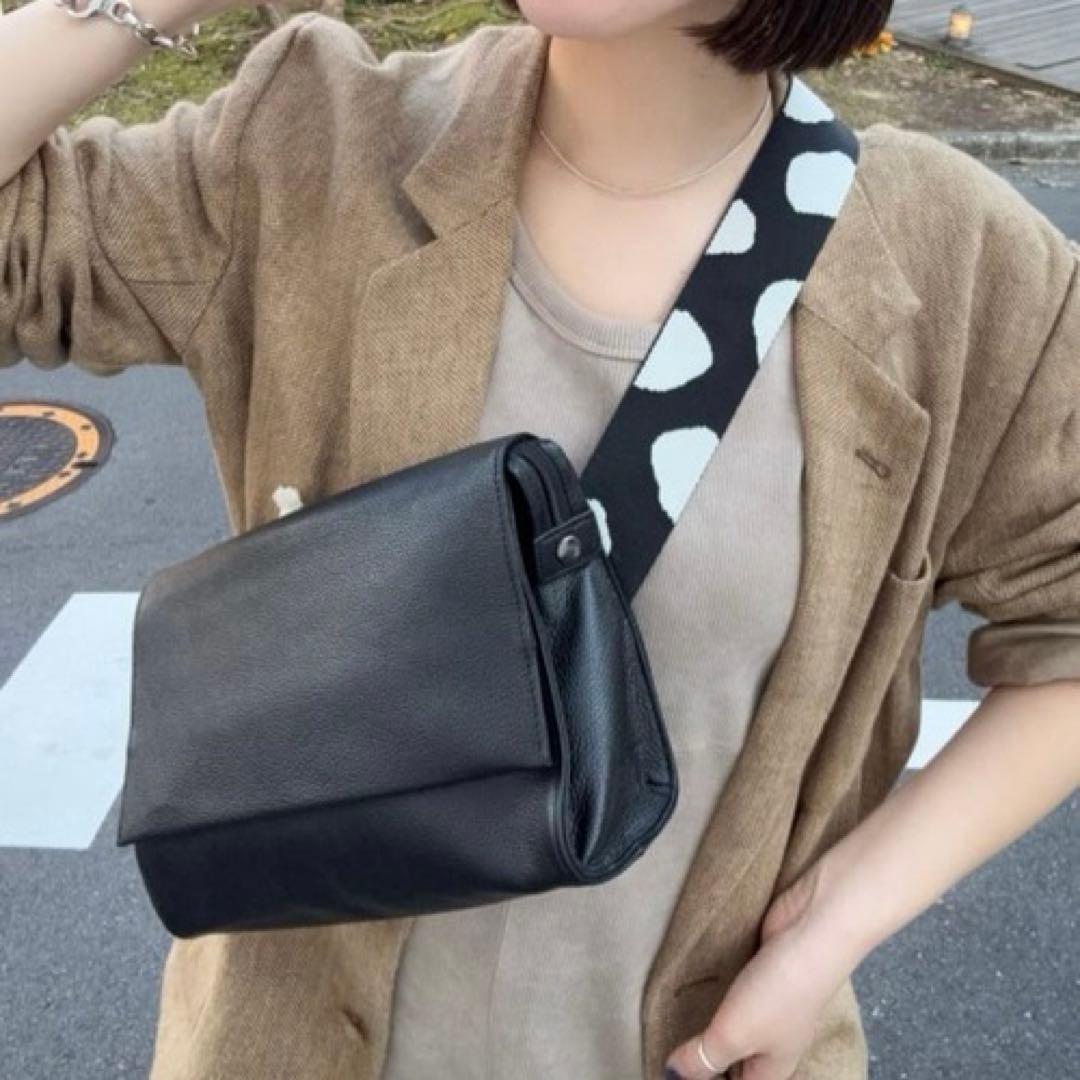 【美品】イアパピヨネ 柄ワイドテープショルダーバッグ　ダルメシアン ボディバッグ ear PAPILLONNER ダルメシアン柄テープ本革ショルダーバッグ ボディ