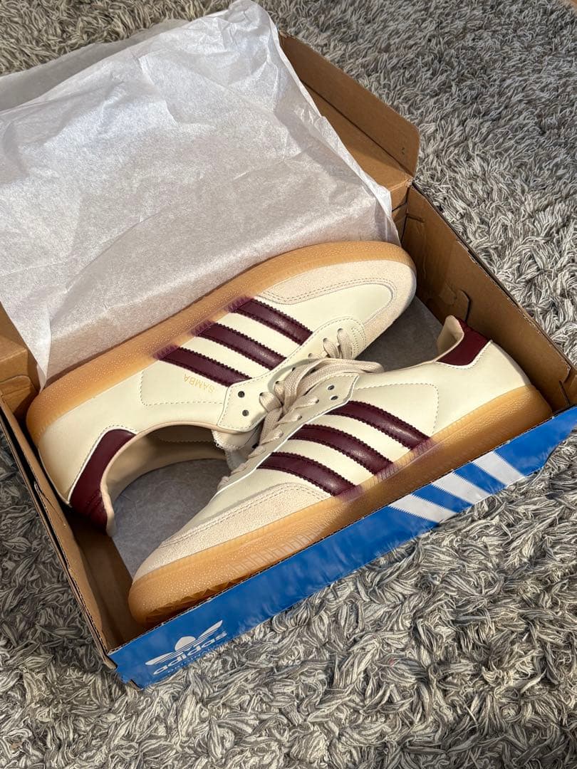 adidas ホワイト バーガンディ スニーカー