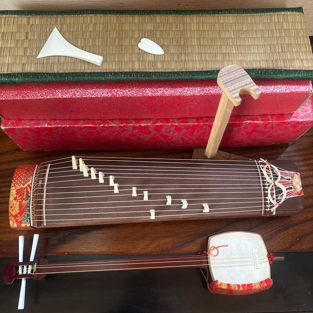 ミニ琴　ミニ三味線　和楽器13絃の箏と三味線。