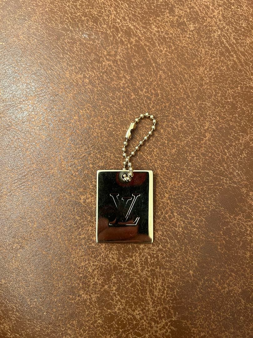 ルイヴィトン　supreme メタルチャーム