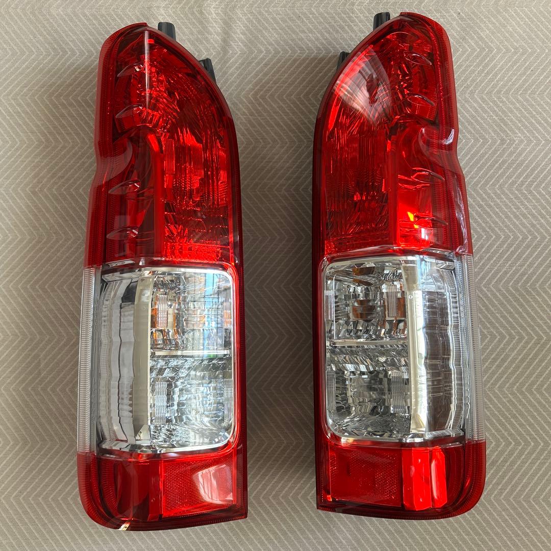 新車外し　6型ハイエース純正テールランプ