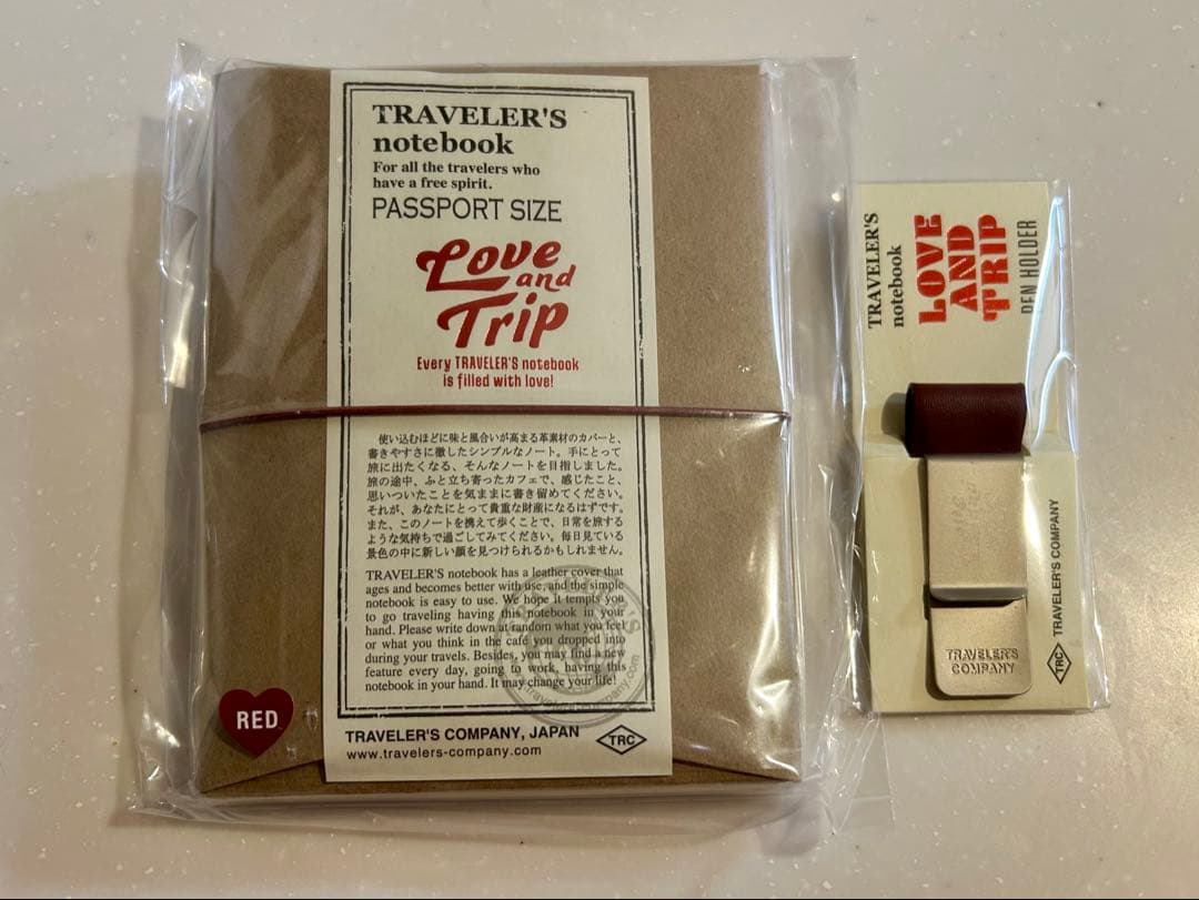 TRAVELER'S notebook パスポートサイズ 赤 と ペンホルダー 真っ赤なトラベラーズノートカバーの制作とペンホルダーの使い方