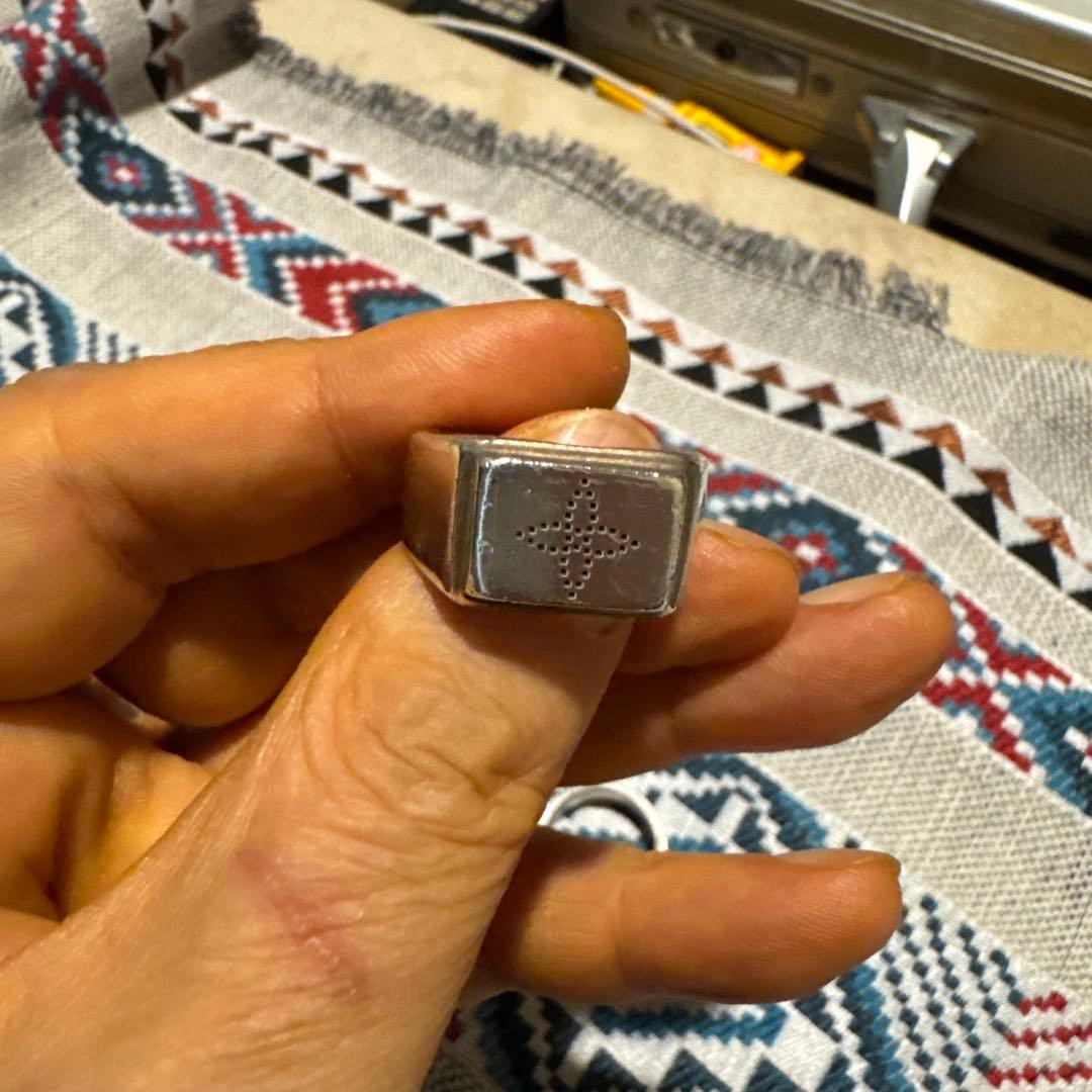 ルイ・ヴィトン　リング モダンで落ち着いた印象のデザイン☆】ルイヴィトン リング (Louis