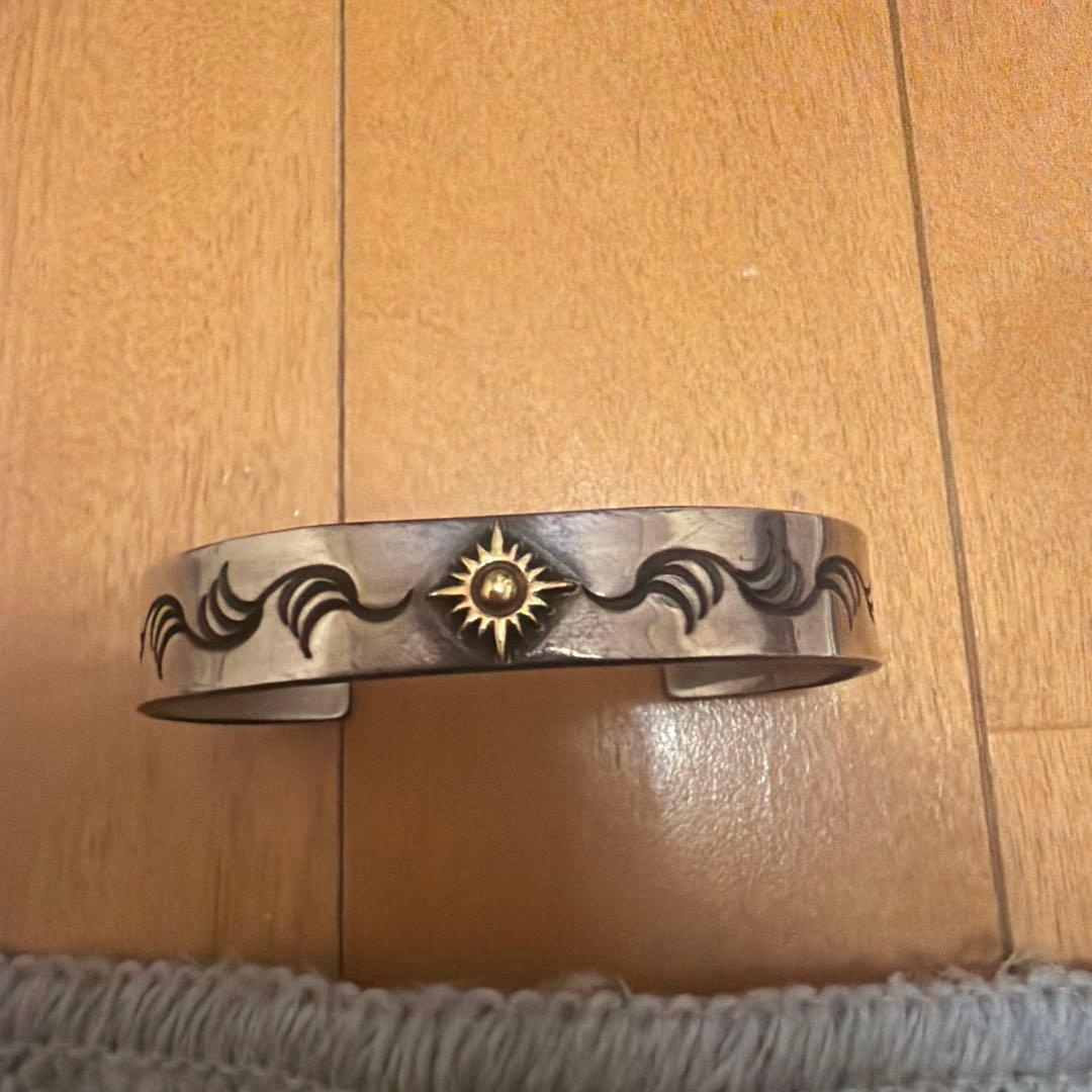 18金付きアリゾナフリーダム唐草彫太陽モチーフ カフブレスレット