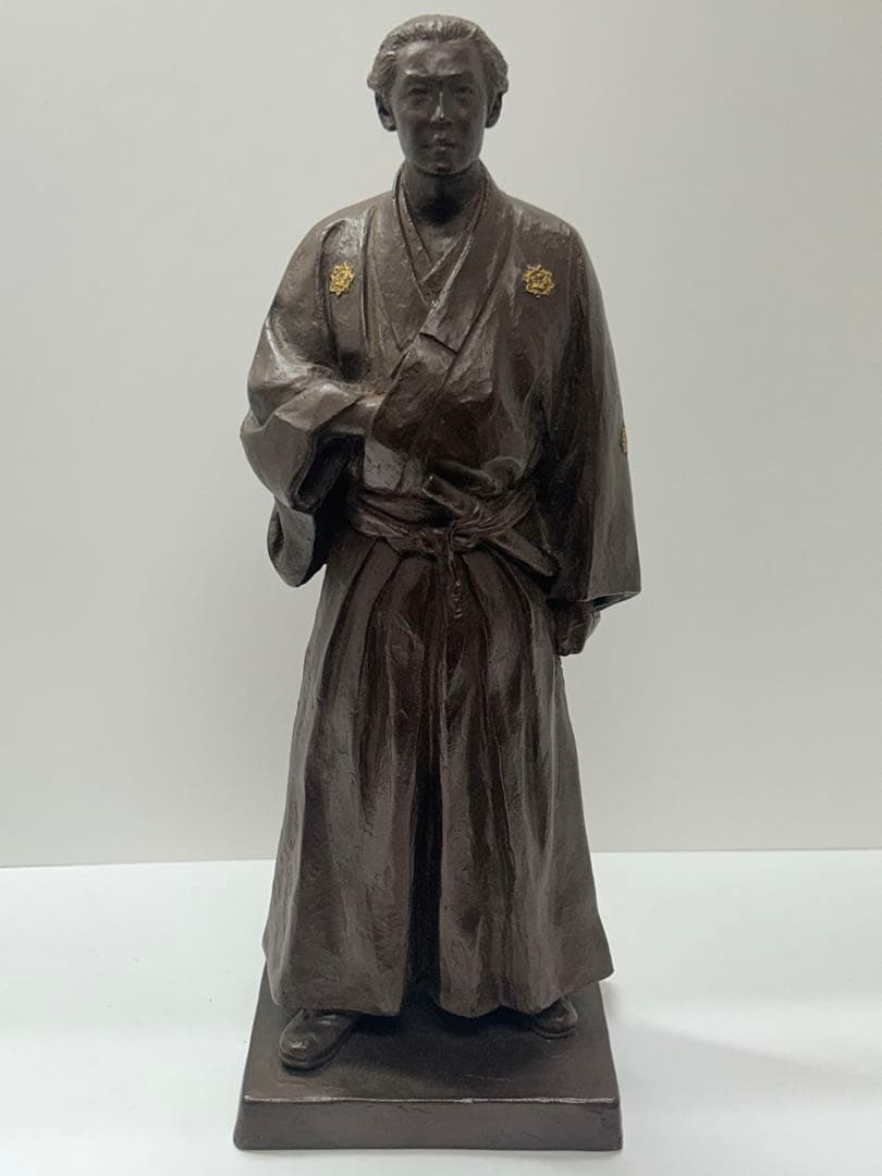 ブロンズ製　【坂本龍馬】喜多敏勝　　幕末の風雲児 坂本龍馬 ブロンズ像 （喜多敏勝） : 掛け軸・絵画の専門店 掛軸堂画廊