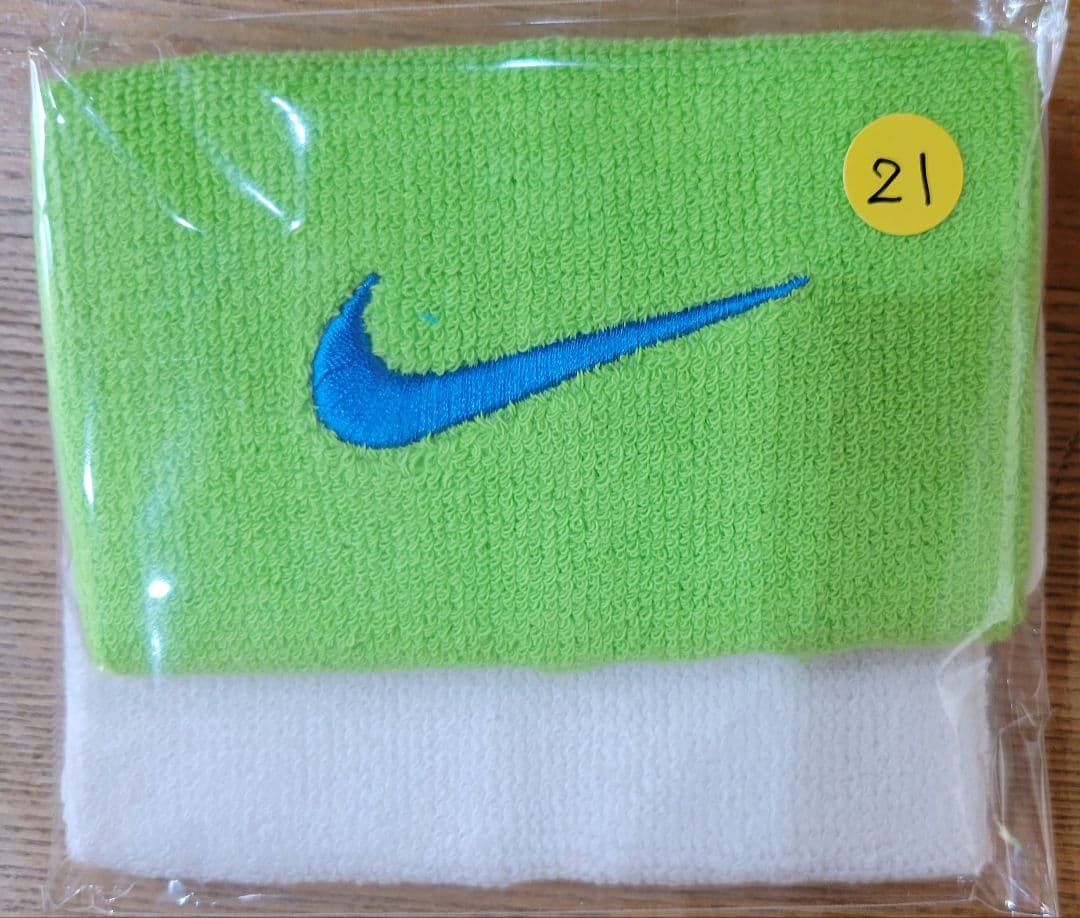 ま*さ様 ナイキリストバンド ナダルモデル21 黄緑と白