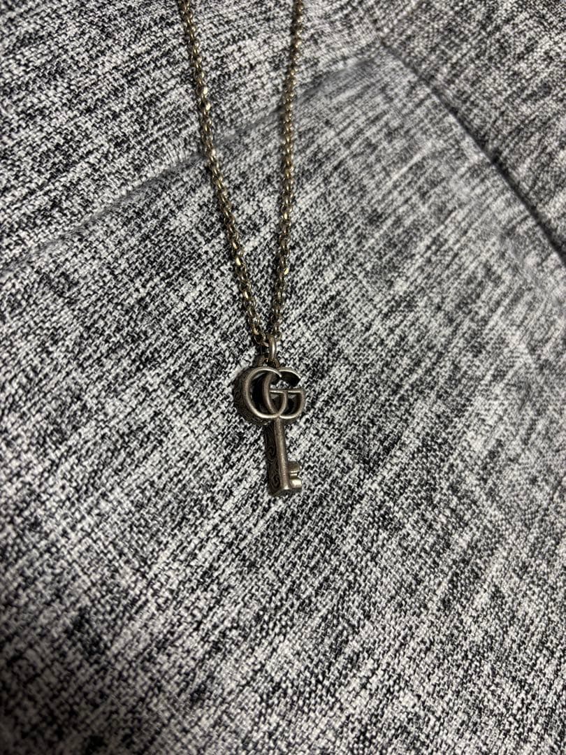 鍵型ネックレス GGロゴ