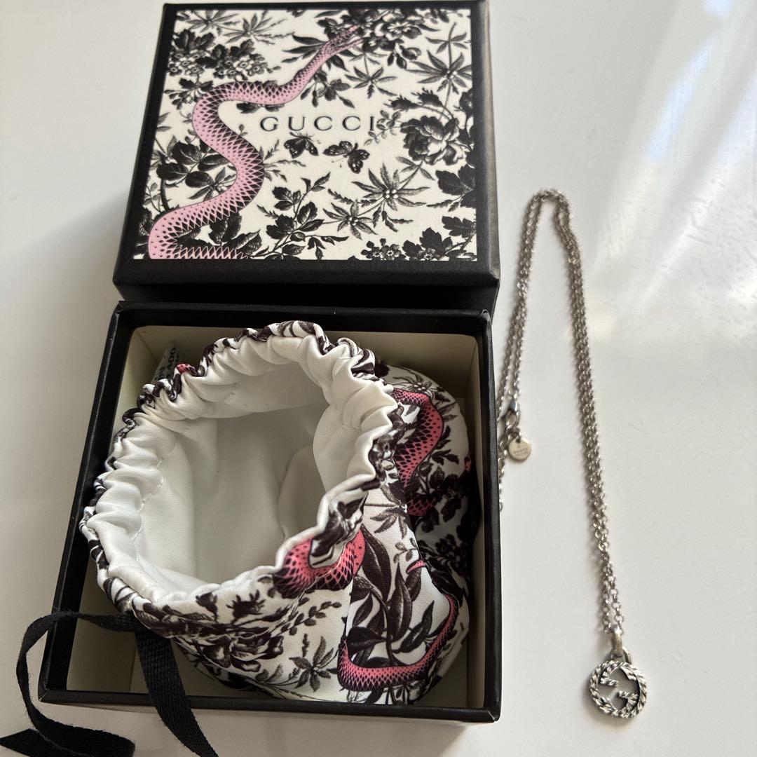 GUCCI シルバーネックレス ロゴペンダント