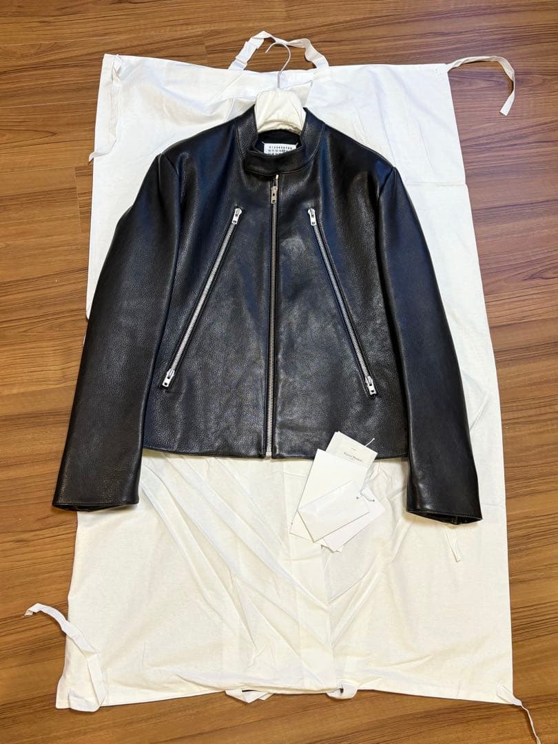 メゾンマルタンマルジェラ 定番八の字5zipシングルライダース MAISON MARGIELA 八の字ライダースオールブラックスタイル -FASCINATE