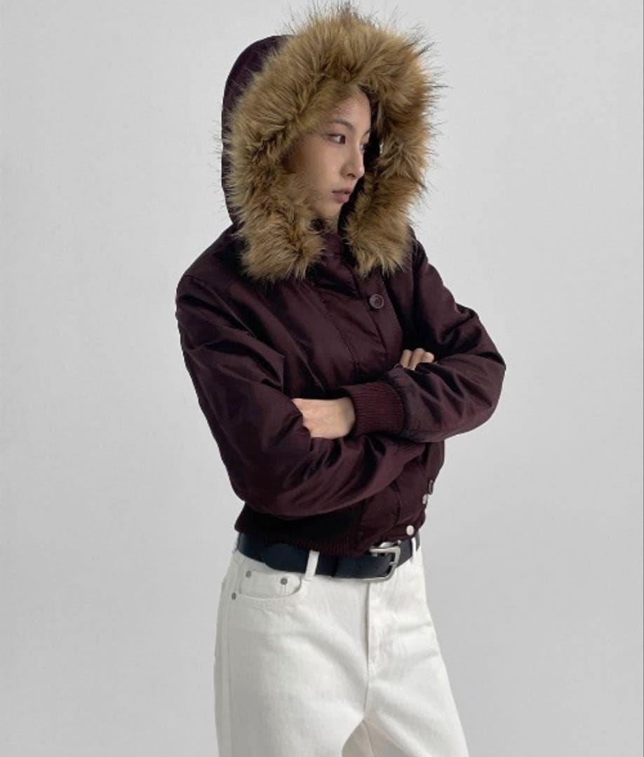 バーガンディ ファー付きダウンジャケット AMAJI（アマジ）の「フェイクファー付きダウンジャケット（ダウン