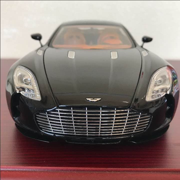 1/18 アストンマーチンONE77カスタム 希少車 画像 No.7/11] 「ウソだろ…」ドバイのパトカーがとんでもない車両を