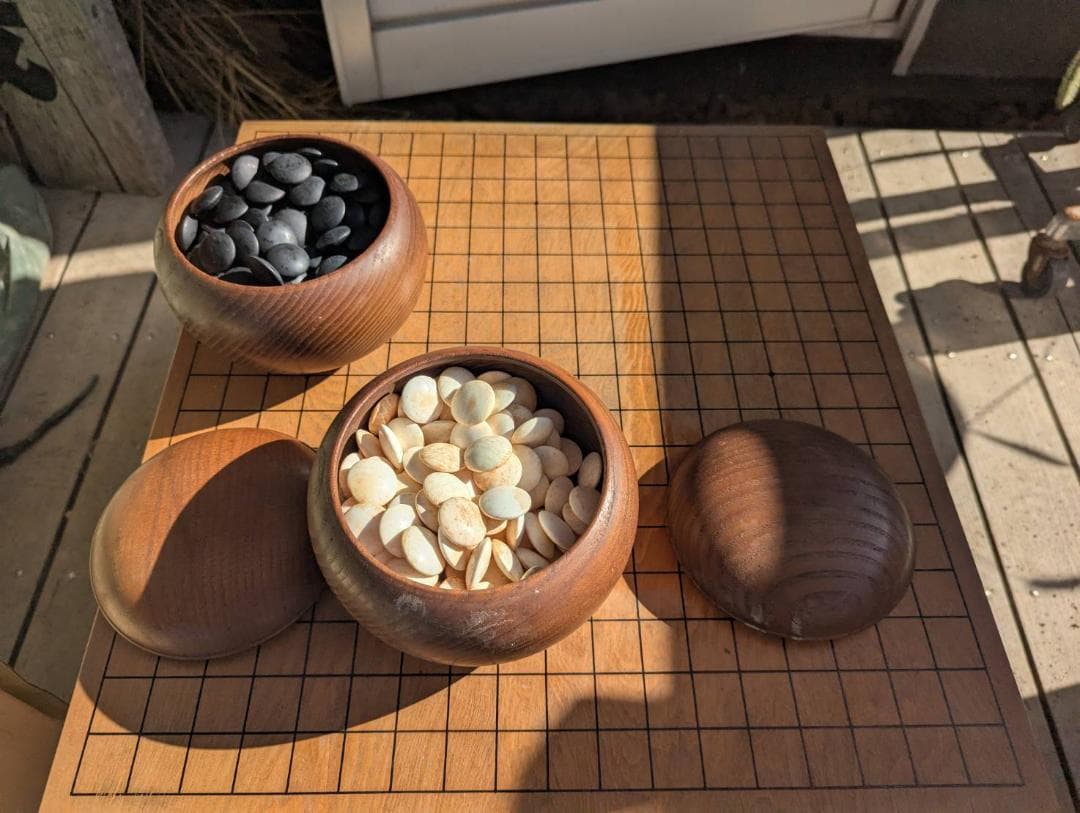 碁盤（へそあり）　脚付き　中古　碁石セット 囲碁セット 碁盤、脚付き、臍付き、碁石 - メルカリ