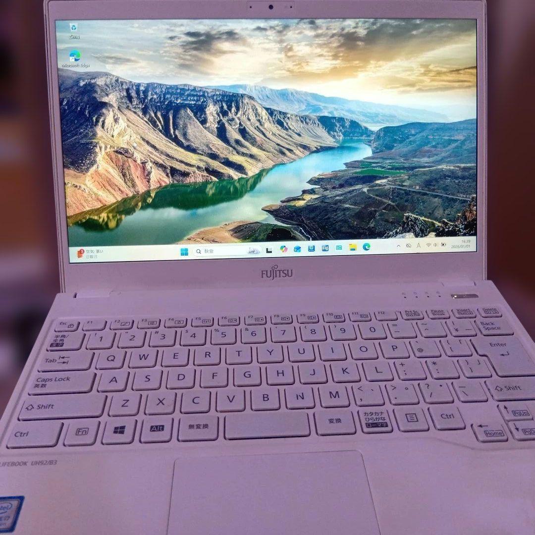 Y① 富士通　ＦＭＶＵ92B3WZ　UH92/B3 富士通 LIFEBOOK UH92/B3 アーバンホワイト ［FMVU92B3WZ］ 2018年6月