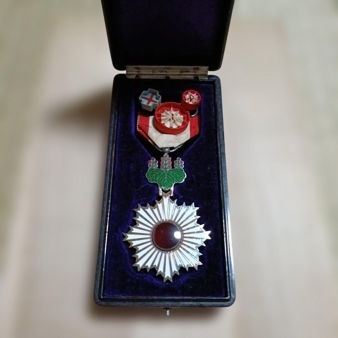 勲四等旭日小綬章・勲章