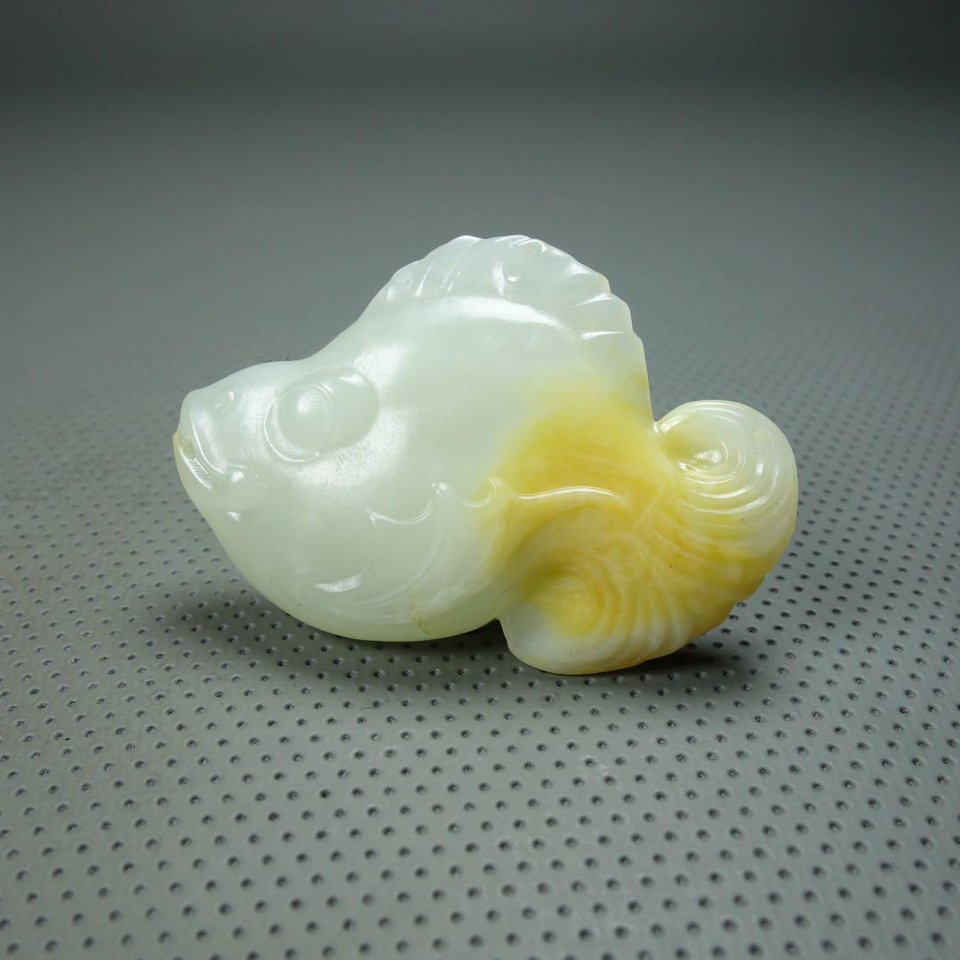 新疆産和田玉 二色魚 天然石 ペンダントトップ本玉 お守り 極細工 和田玉 根付