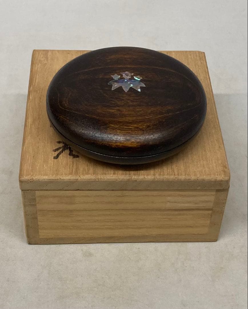 B528b 香合　夏目有彦作　共箱　笹竜胆図　木地漆塗　青貝　茶道具 茶道具・古道具・香合・石地塗・桐螺鈿香合・夏目 有彦造 茶道具