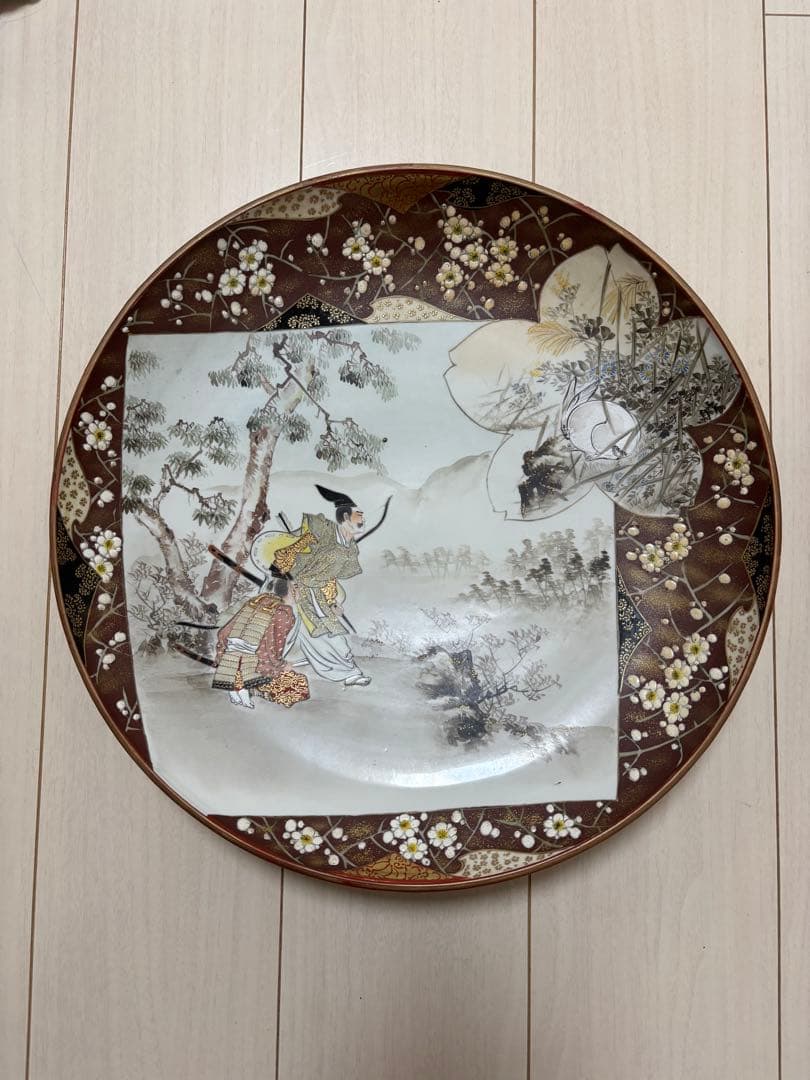九谷焼 金彩飾の大皿　和装人物画／梅花文様／裏銘有り 希少!!】九谷造 色絵 金彩 [松竹梅鳥文風景窓絵 粉彩人物絵] 大皿 平皿
