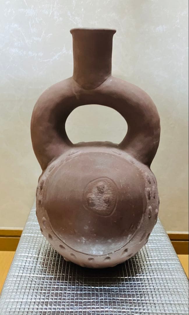 ペルー北海岸クピスニケ　クントゥル・ワシ遺跡の墓に副葬されていた鐙形土器レプリカ 戦死した人々の遺骨がペルーで大量出土。激闘を勝ち抜いた同胞による