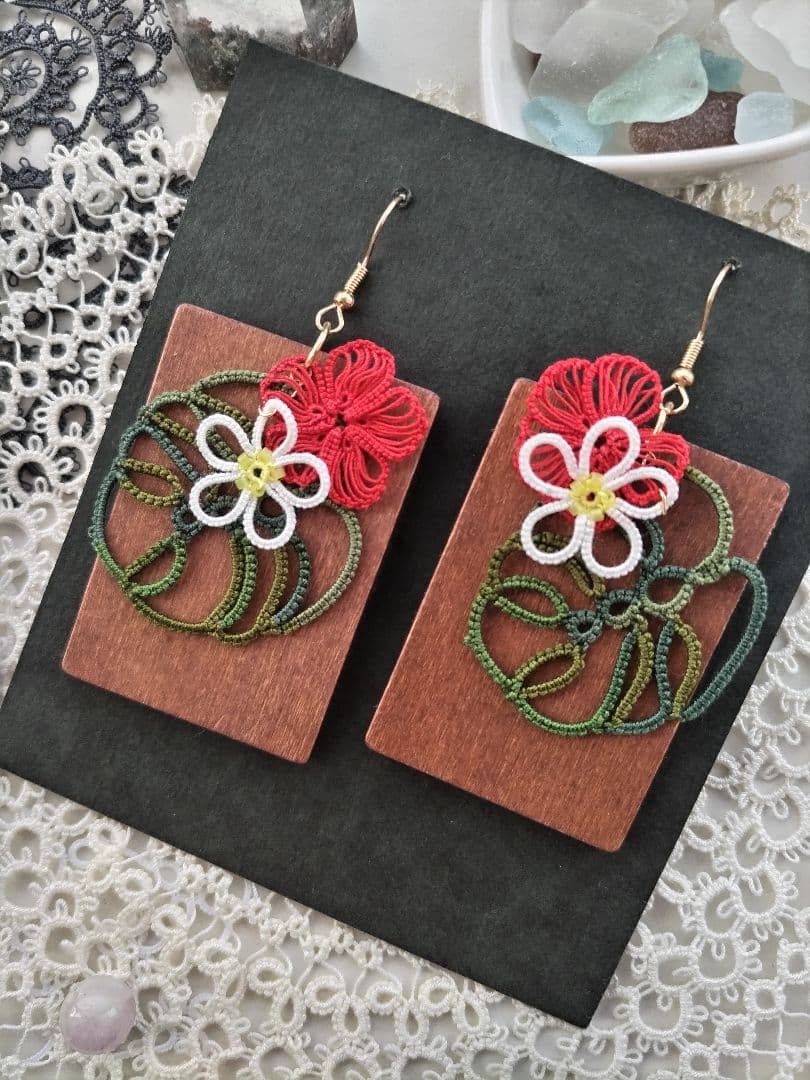 ハイビスカス（赤）、プルメリア、モンステラのハワイアンアクセサリー（しかく型）