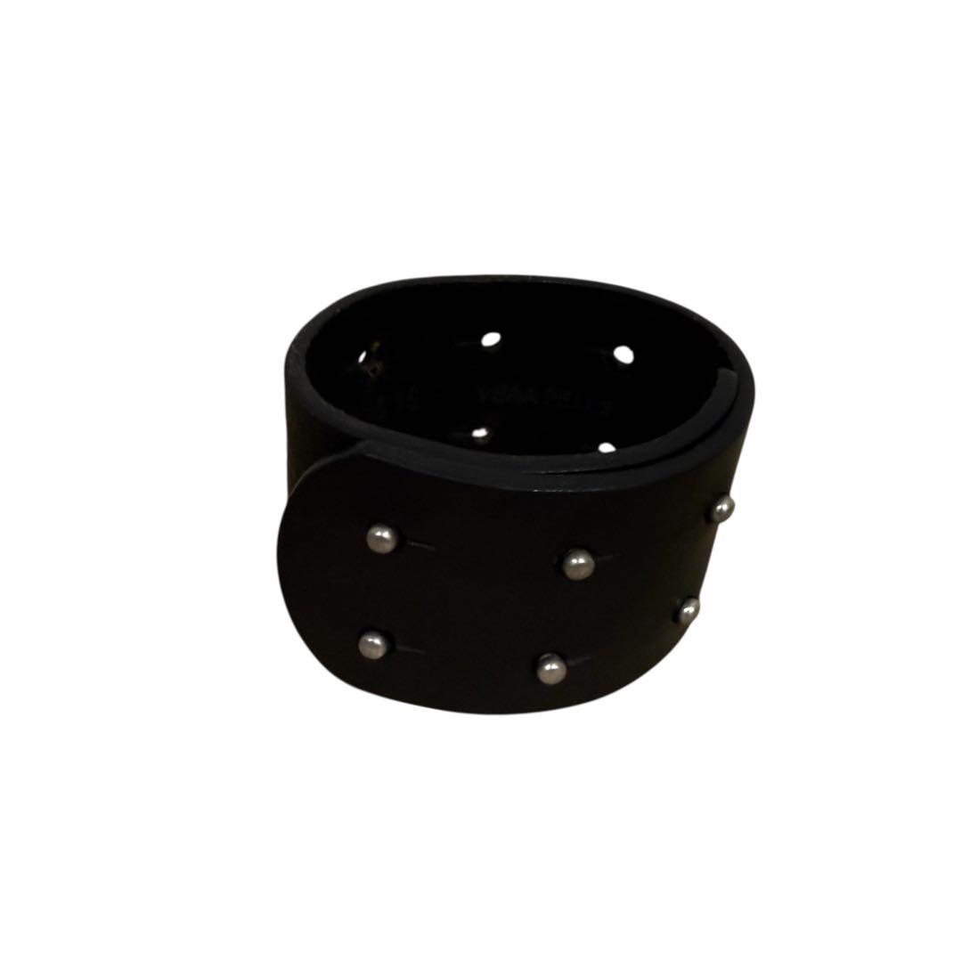 スタッズ付き黒レザーブレスレット